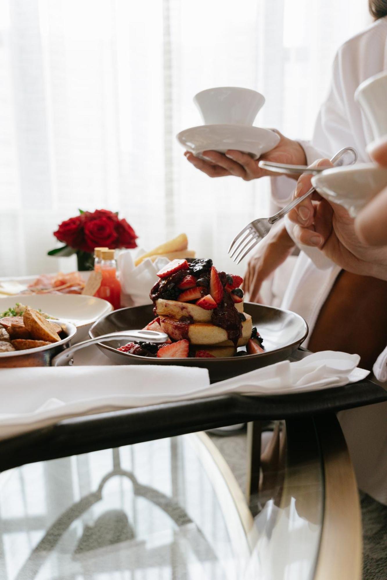 蒙特利尔伯克斯酒店 外观 照片 A woman eating a dessert