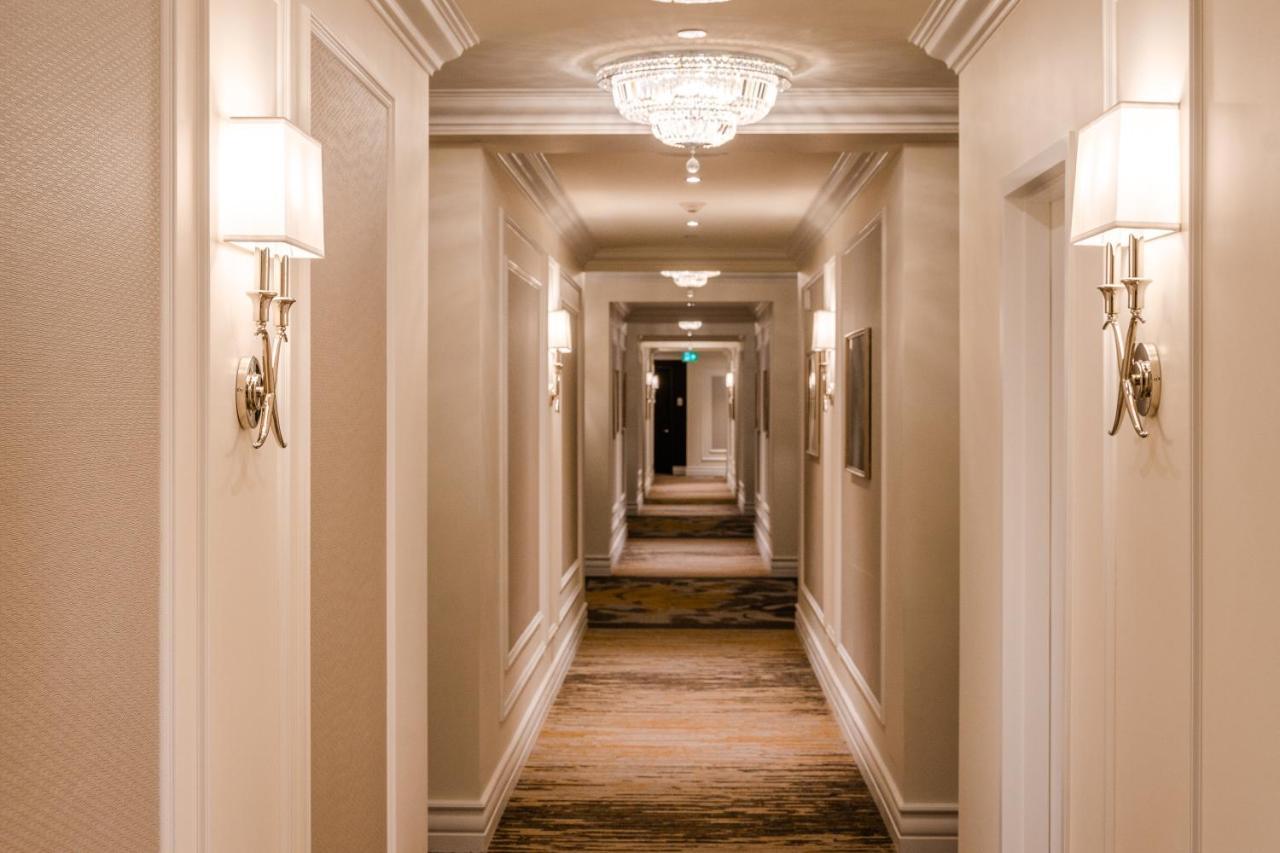 蒙特利尔伯克斯酒店 外观 照片 A corridor at the Ritz-Carlton, Boston