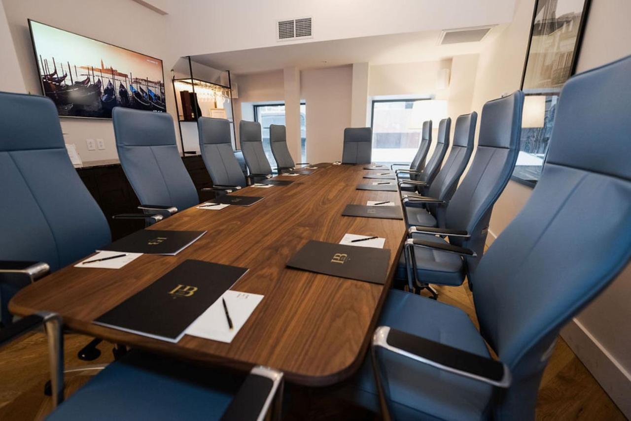 蒙特利尔伯克斯酒店 外观 照片 The boardroom at the headquarters of the European Anti-fraud Organisation